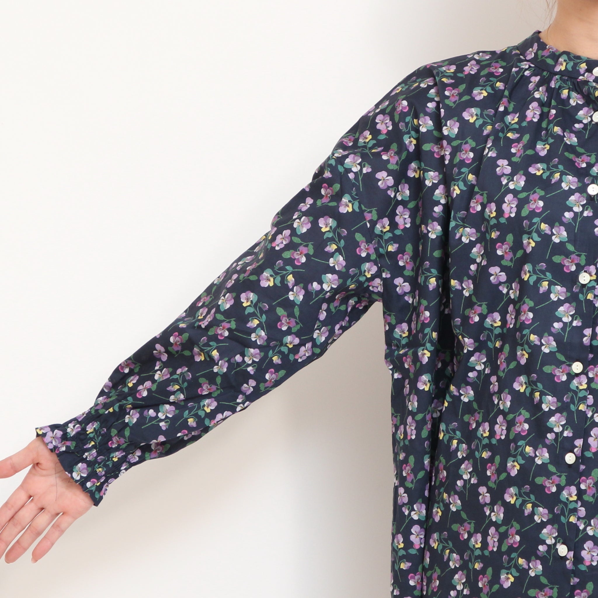 【NAVYラスト1点】リバティ2WAYスタンドブラウス(2510)