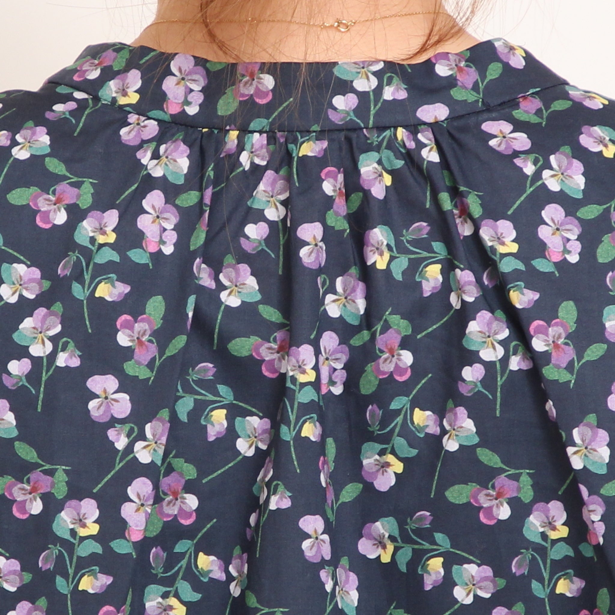 【NAVYラスト1点】リバティ2WAYスタンドブラウス(2510)