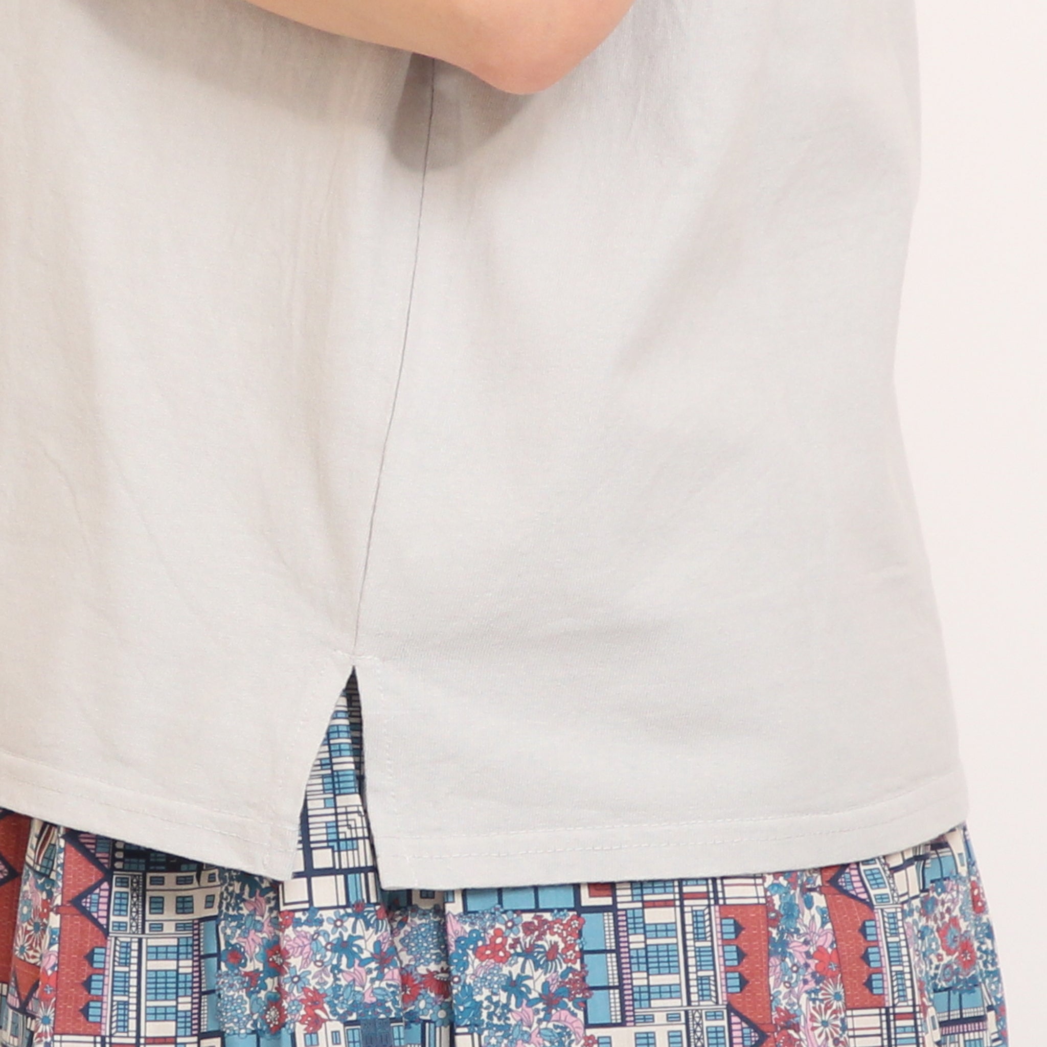 【20%OFF】to touchフラワー刺繍Tシャツ