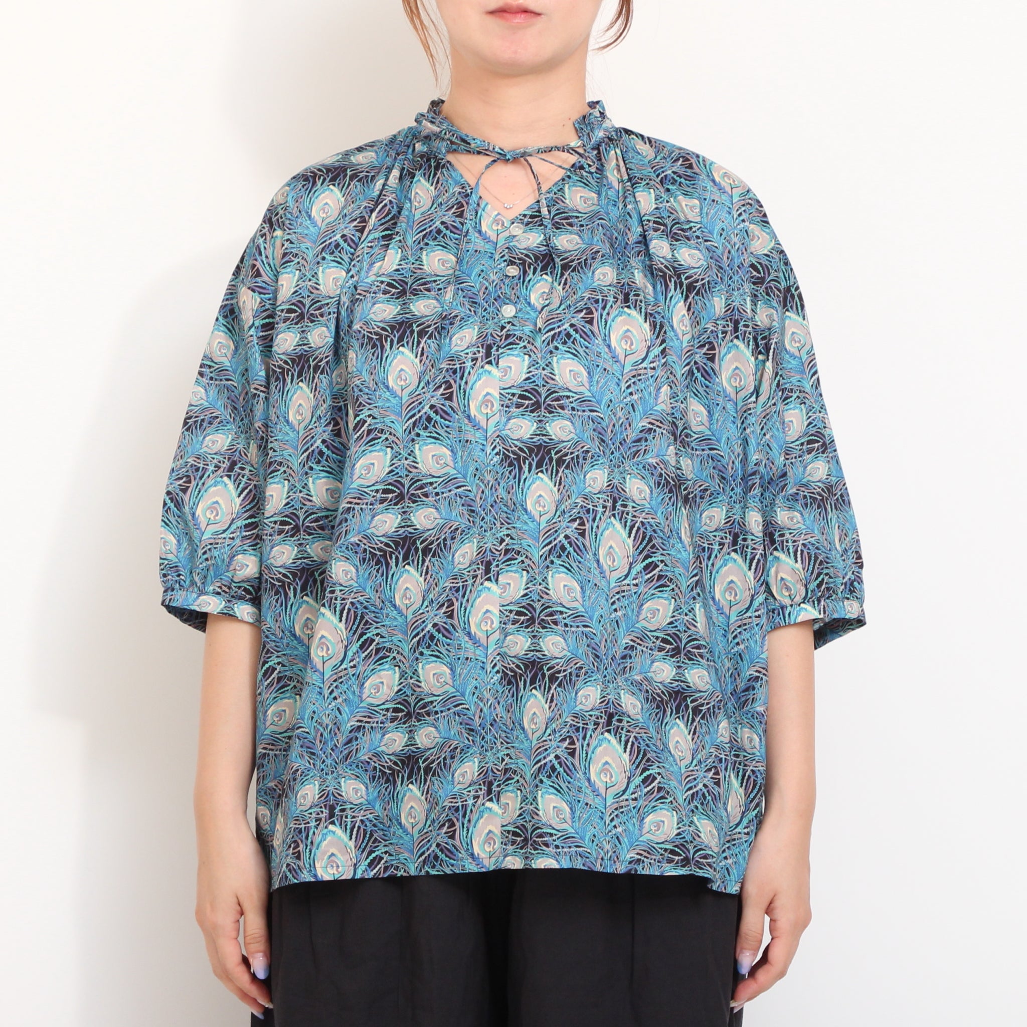 【BLUEのみラスト1点】【期間限定15%OFF・本店限定商品】LIBERTYフリルネックリボンプルオーバー