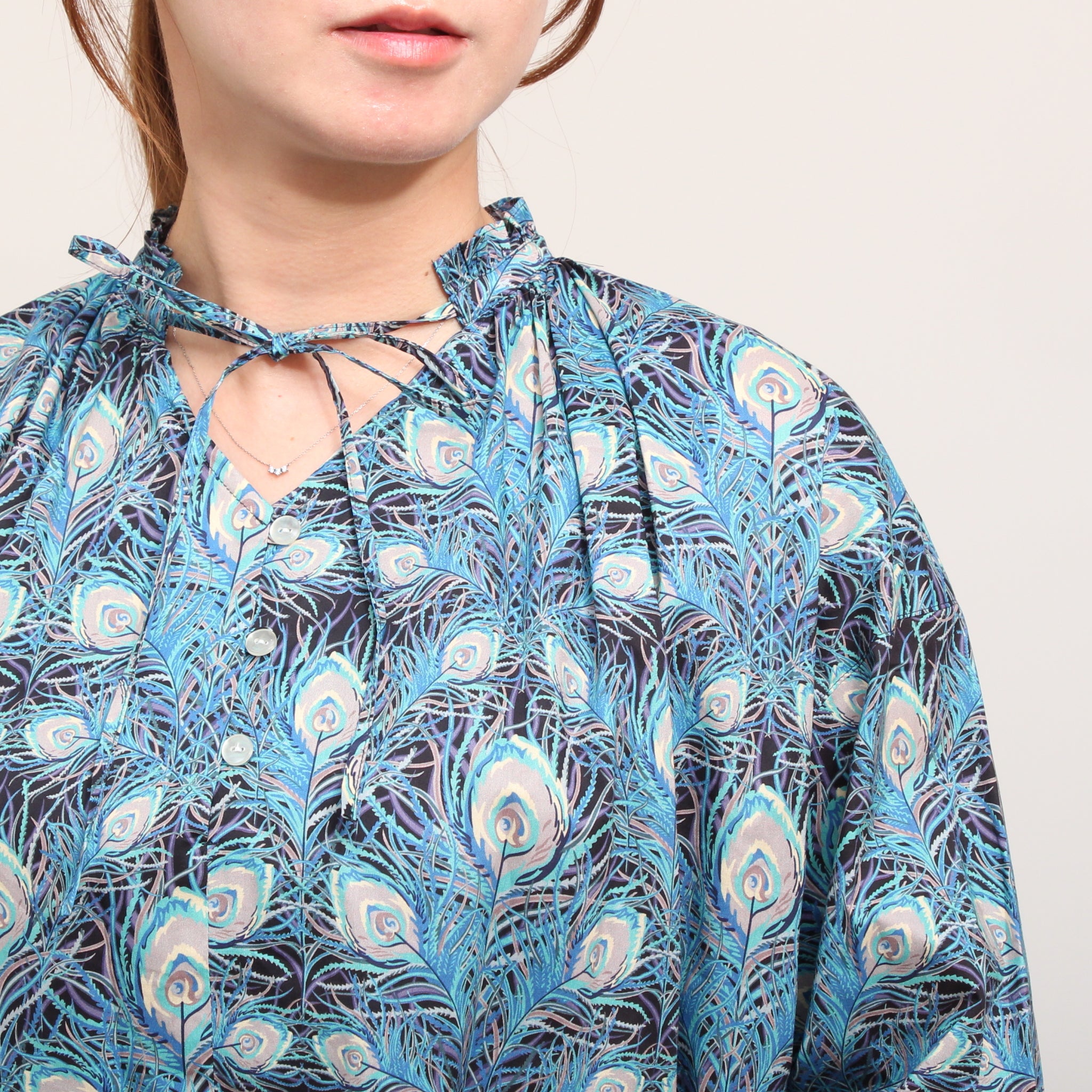 【BLUEのみラスト1点】【期間限定15%OFF・本店限定商品】LIBERTYフリルネックリボンプルオーバー