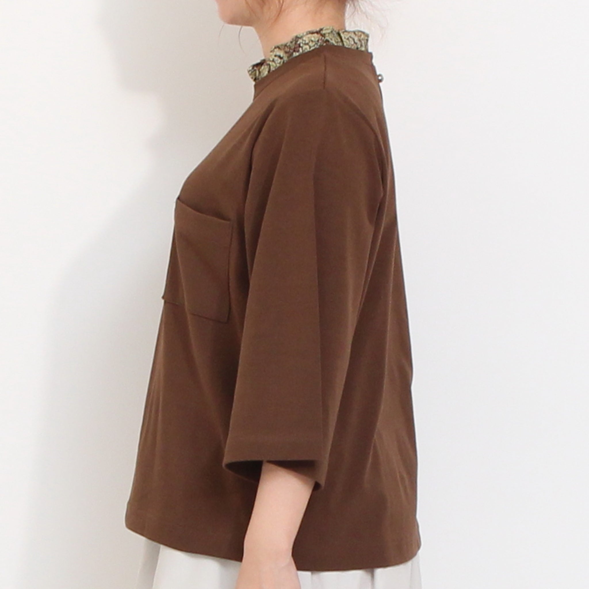 【BROWN残り僅か】sosottoLIBERTY使いフリルネックTシャツ
