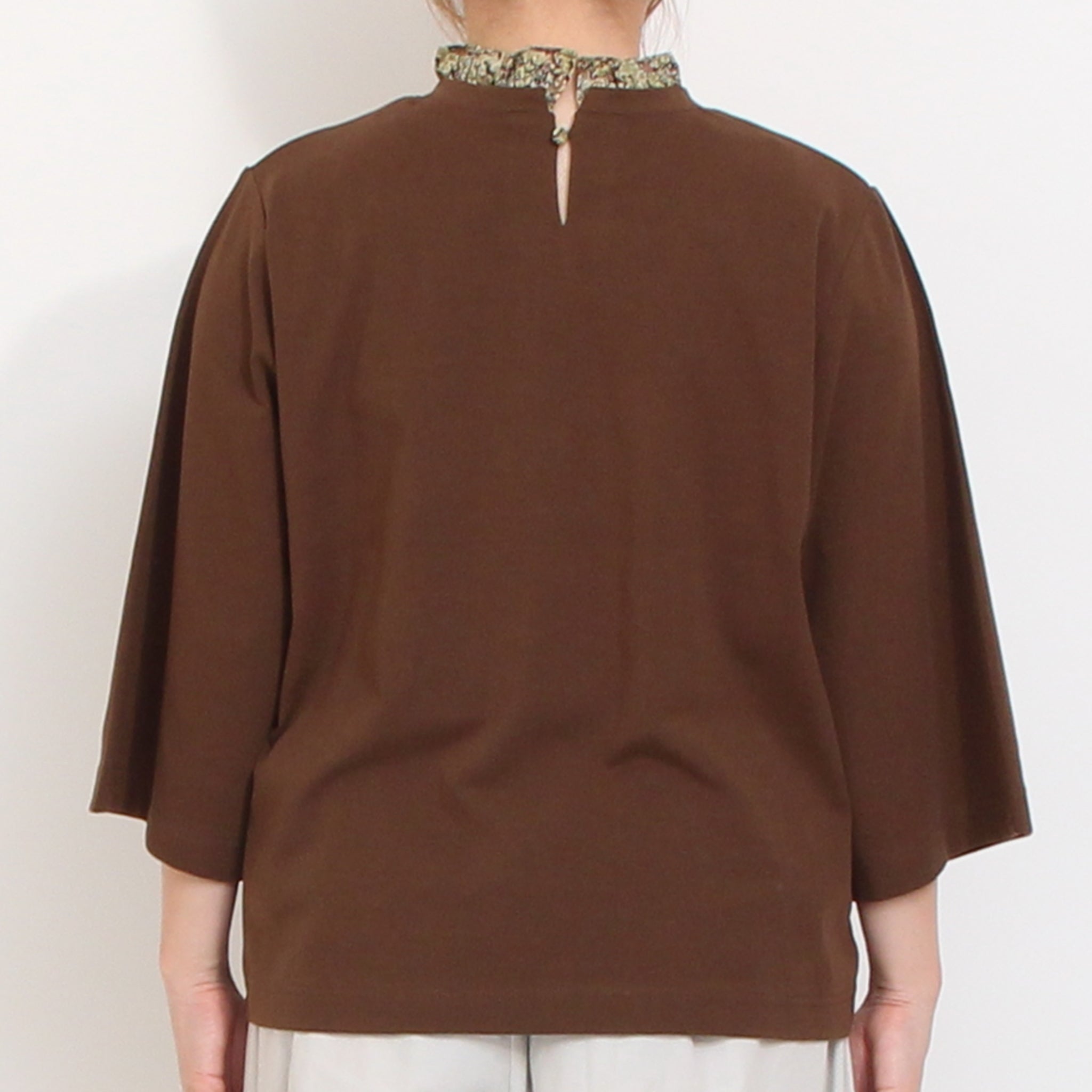【BROWN残り僅か】sosottoLIBERTY使いフリルネックTシャツ
