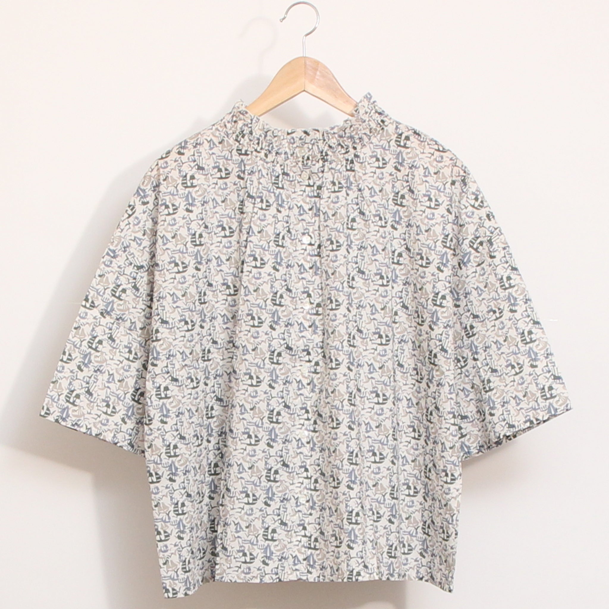 【期間限定15％OFF】【BLUE以外残り僅か】リバティ2WAYシャーリング6分袖ブラウス2604