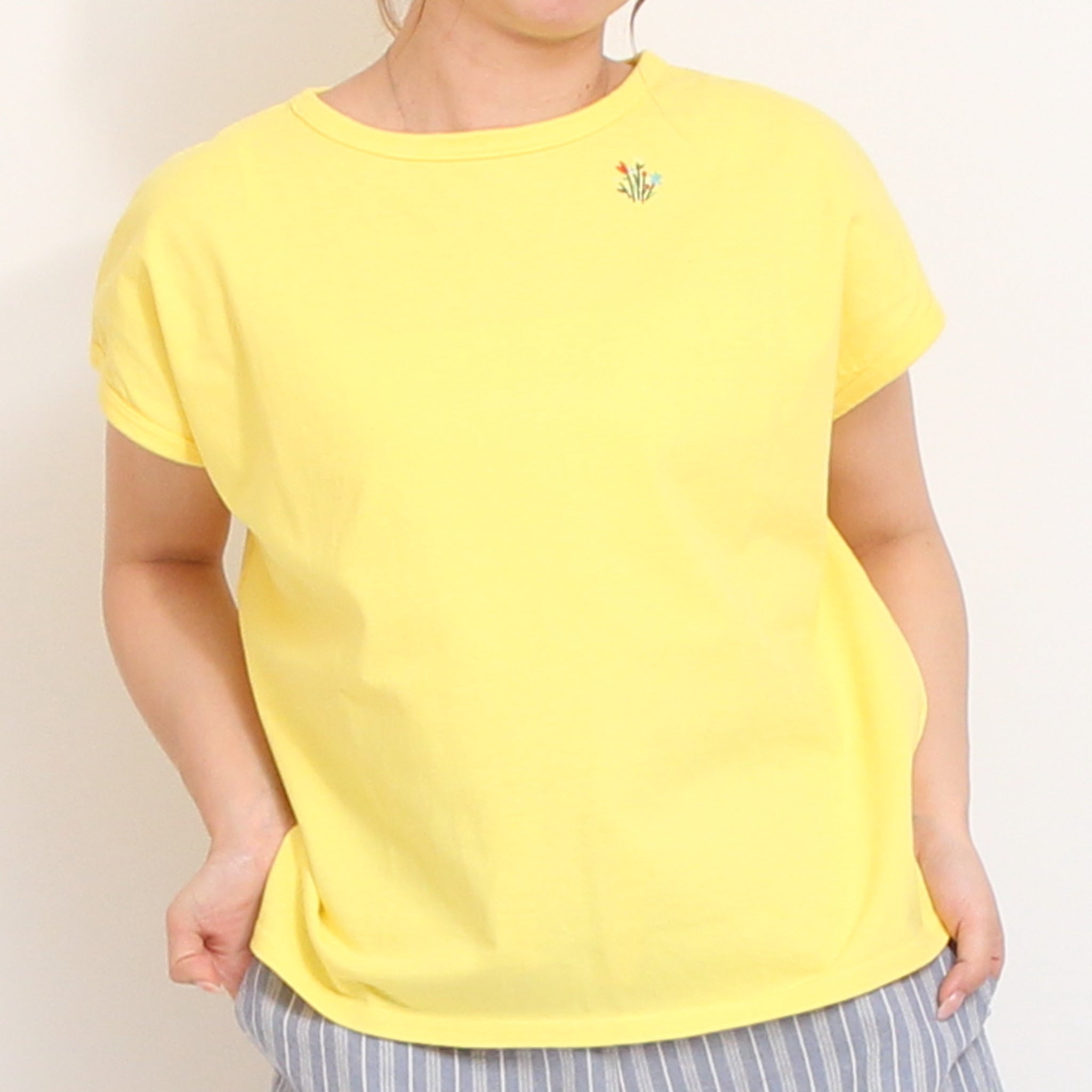 to touchフラワー刺繍Tシャツ
