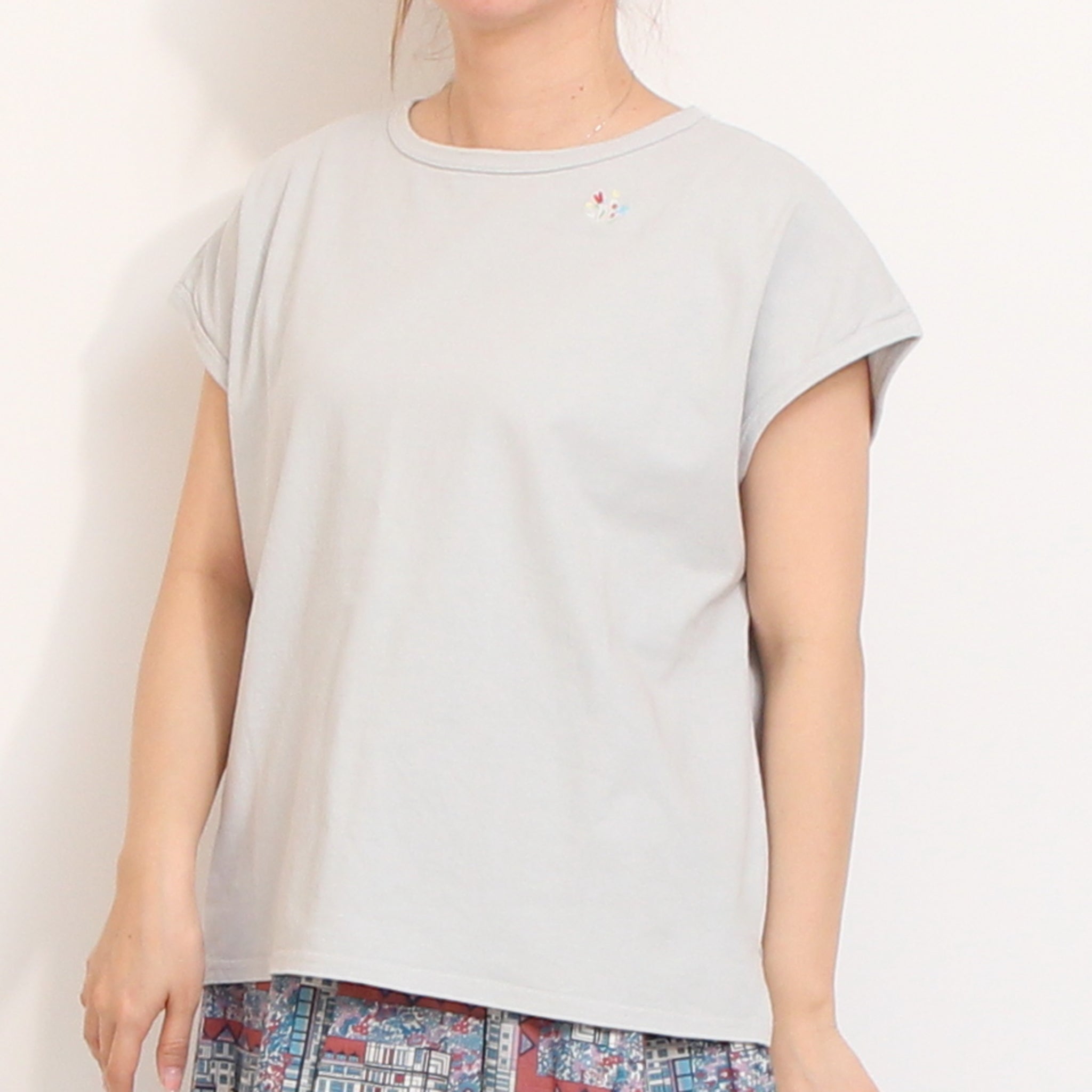 【20%OFF】to touchフラワー刺繍Tシャツ