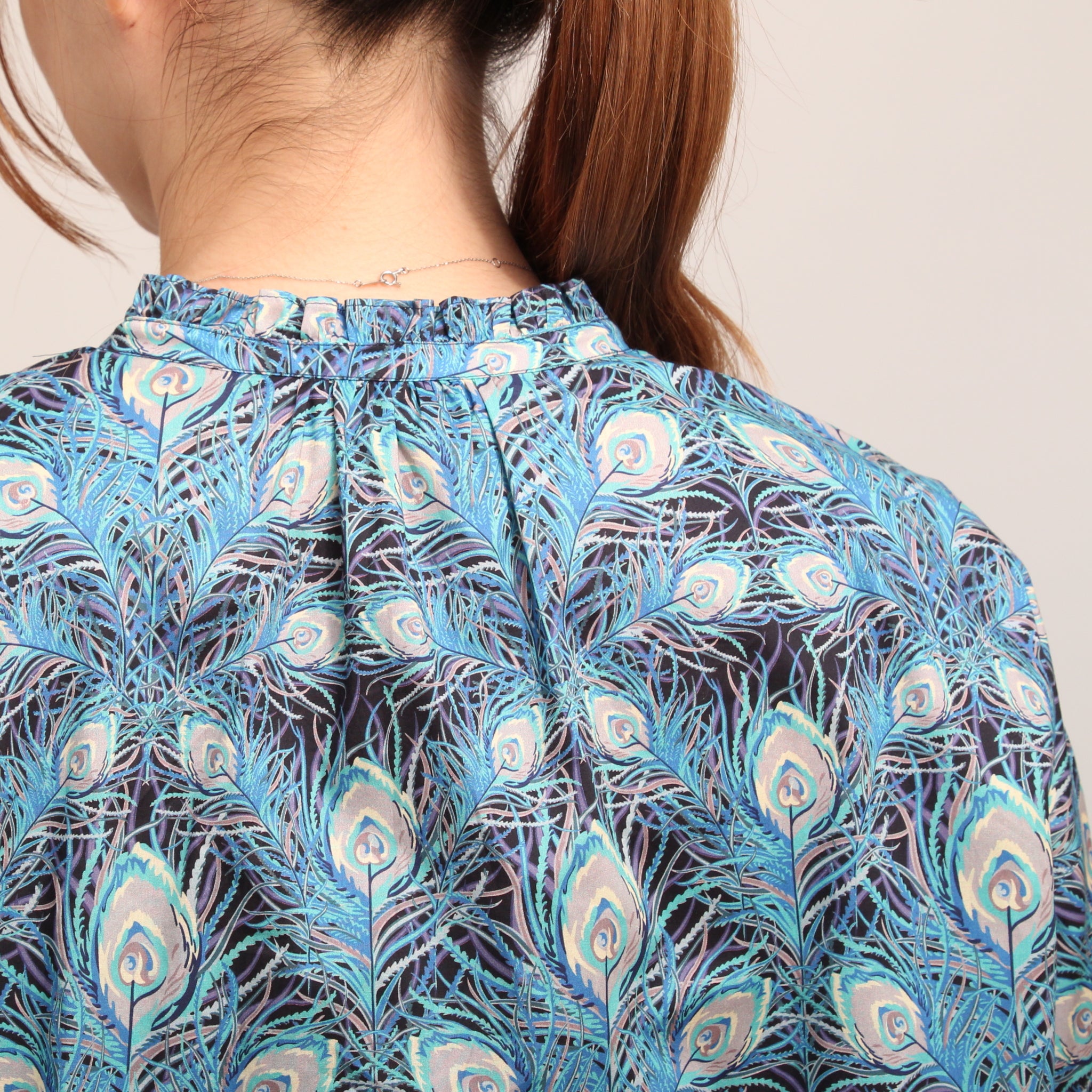 【BLUEのみラスト１点】【期間限定15％OFF・本店限定商品】LIBERTYフリルネックリボンプルオーバー