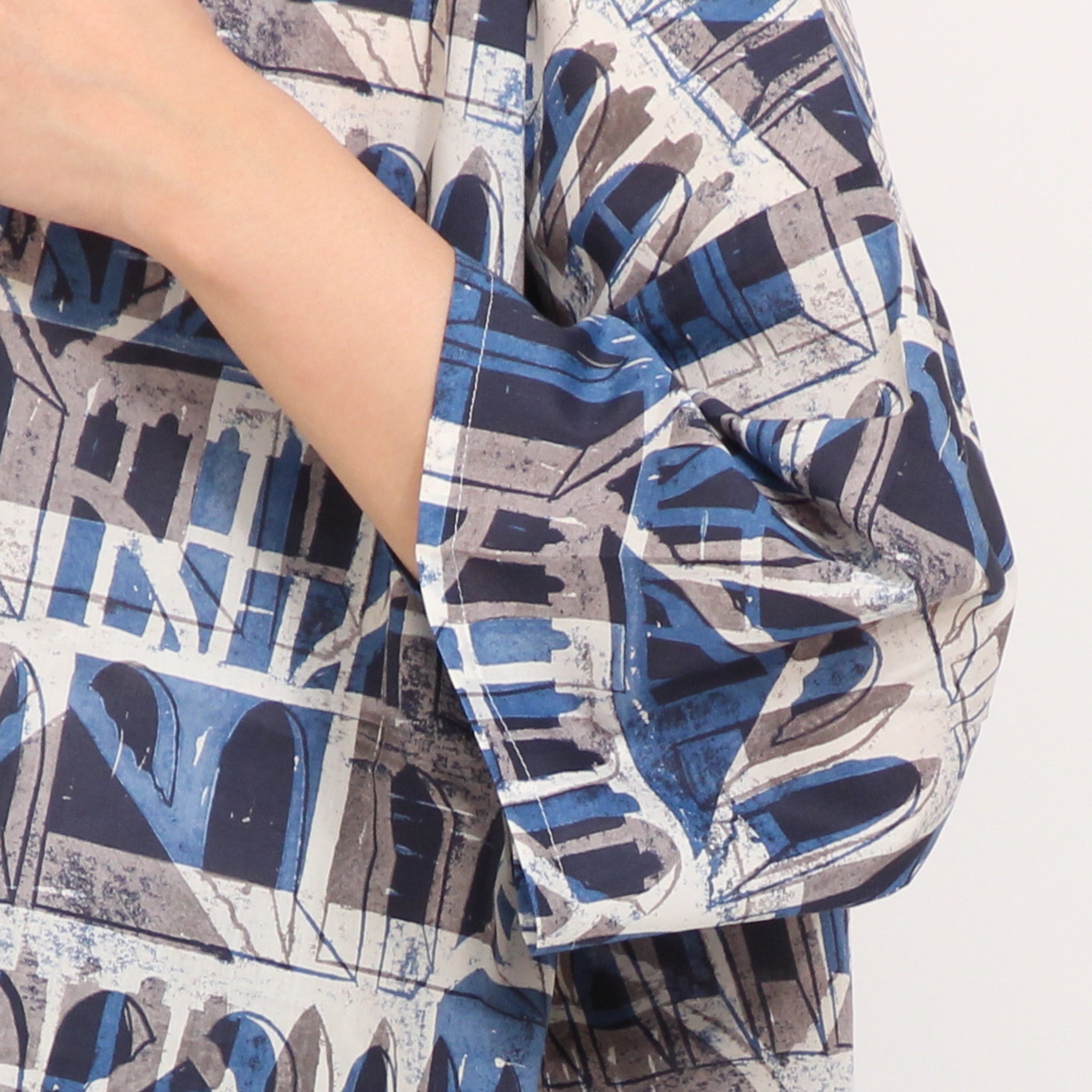 【期間限定15％OFF】【BLUE以外残り僅か】リバティ2WAYシャーリング6分袖ブラウス2604