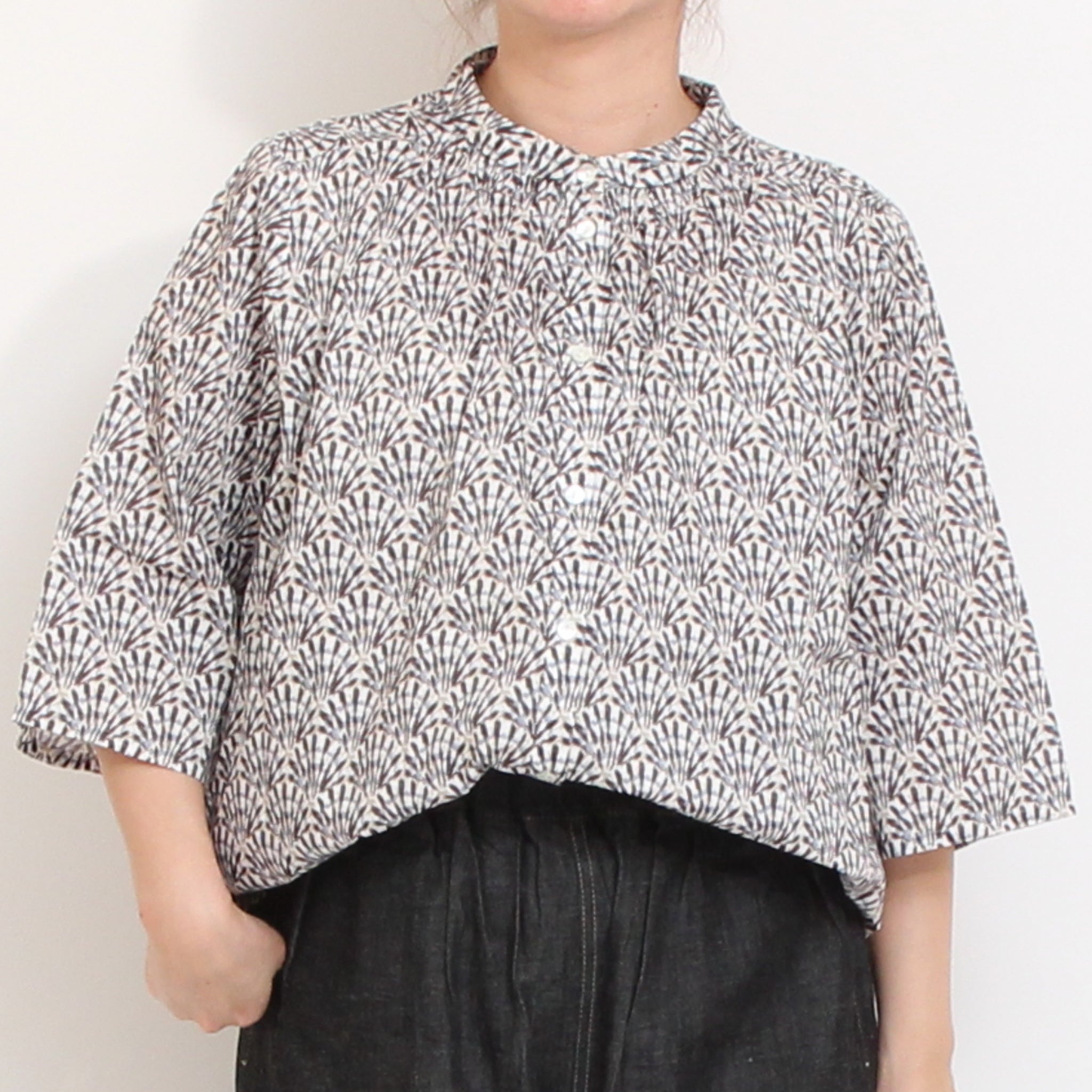 【期間限定15%OFF】【MINT残り僅か・本店限定商品】リバティ6分袖チビ衿シャーリングシャツ(2604)