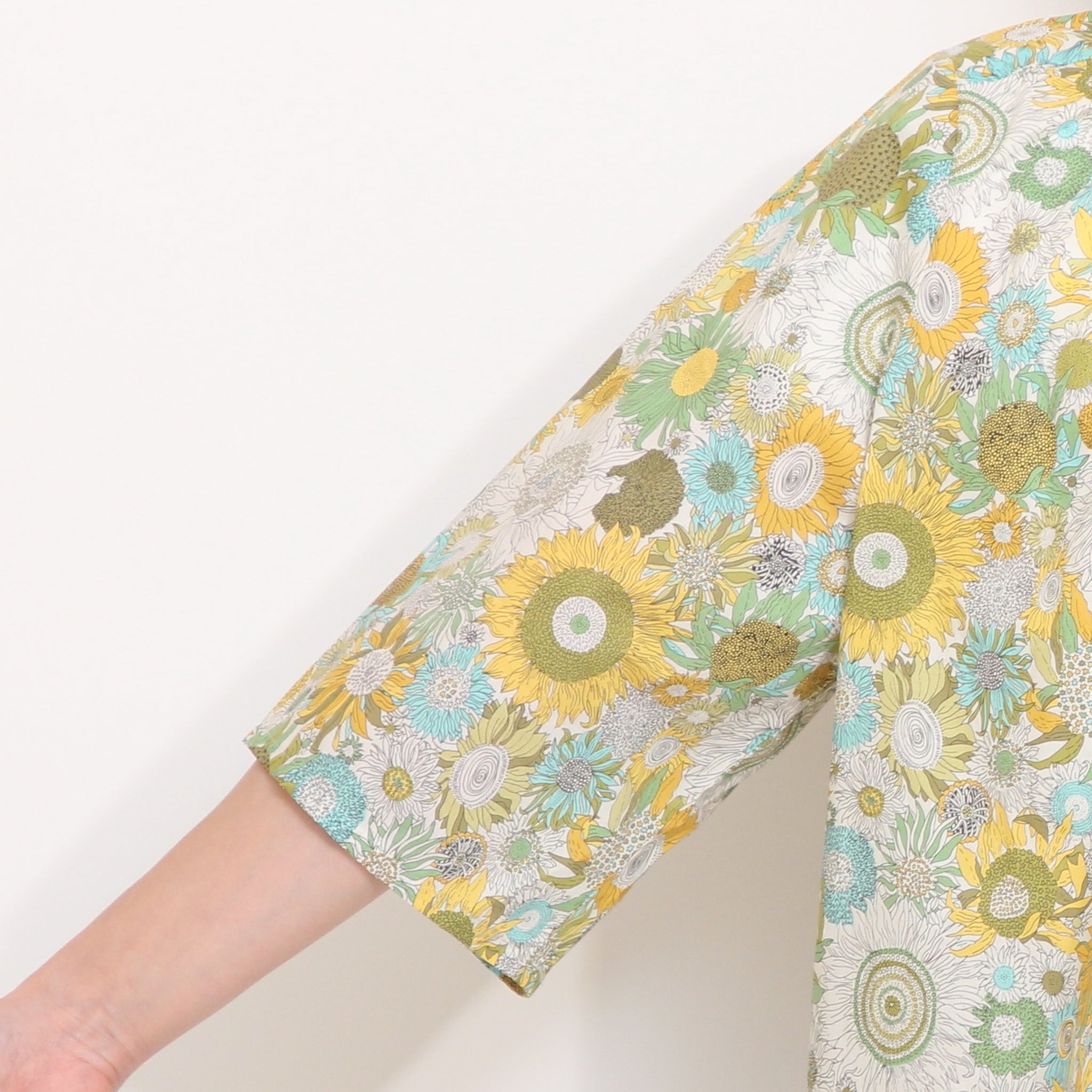 【期間限定15％OFF】【YELLOWのみ残り僅か】リバティ６分袖チビ衿シャーリングシャツ2605