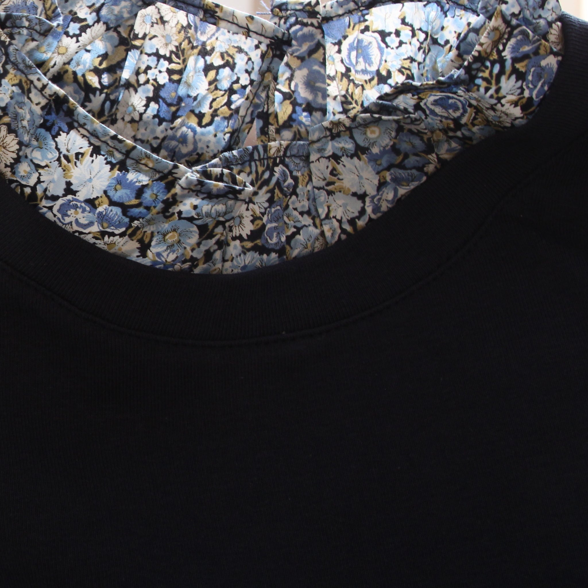 【BROWN残り僅か】sosottoLIBERTY使いフリルネックTシャツ